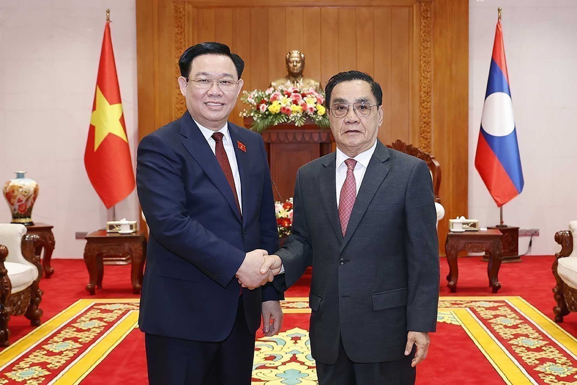 Chủ tịch Quốc hội Vương Đình Huệ gặp nguyên Thủ tướng, nguyên Chủ tịch Quốc hội Lào Thongsing Thammavong. (Nguồn: TTXVN)
