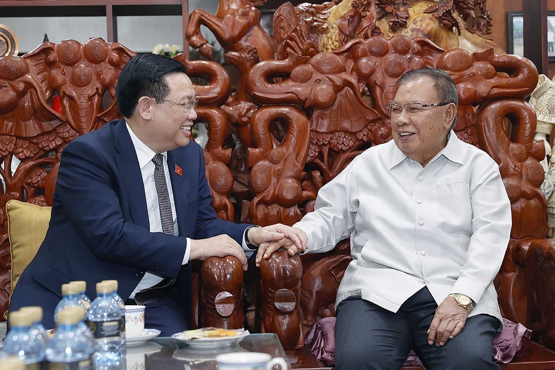 Chủ tịch Quốc hội Vương Đình Huệ gặp nguyên Tổng Bí thư, nguyên Chủ tịch nước Lào Bounnhang Vorachith. (Nguồn: TTXVN)