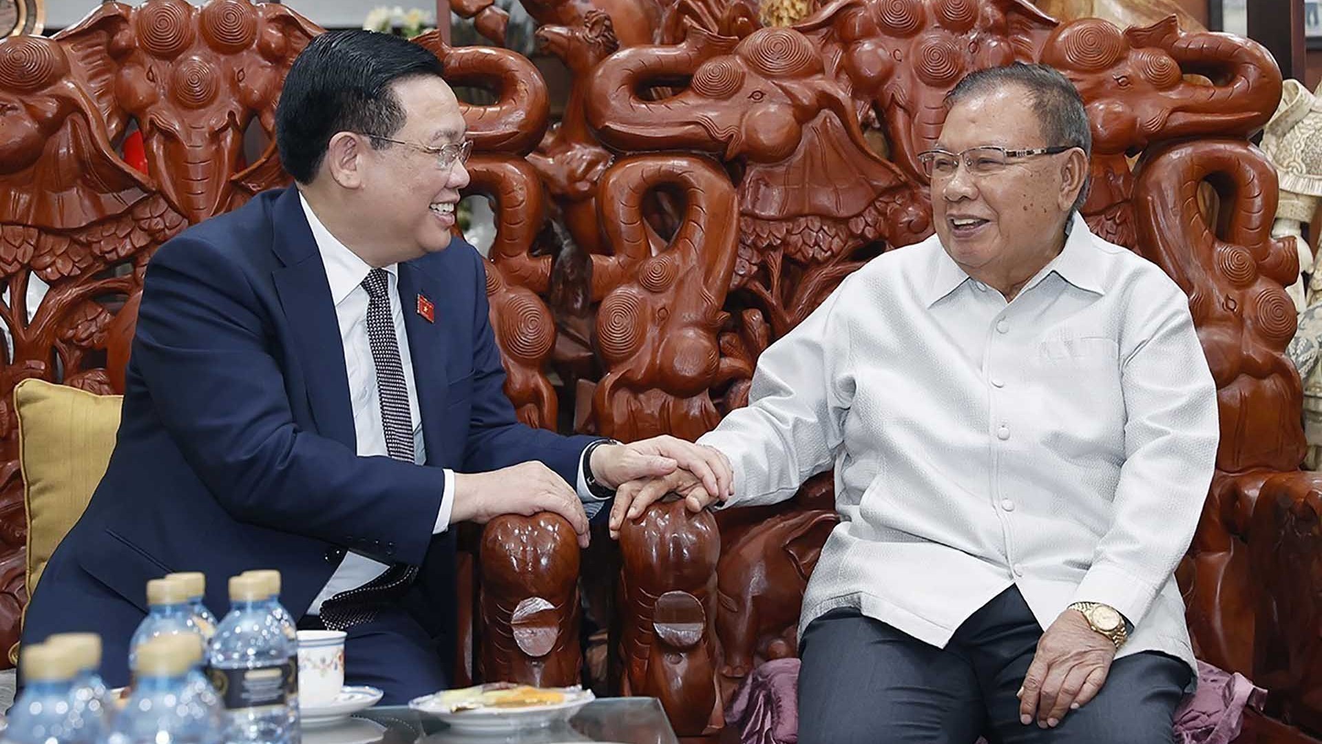 Chủ tịch Quốc hội Vương Đình Huệ thăm các đồng chí nguyên lãnh đạo cấp cao của Lào