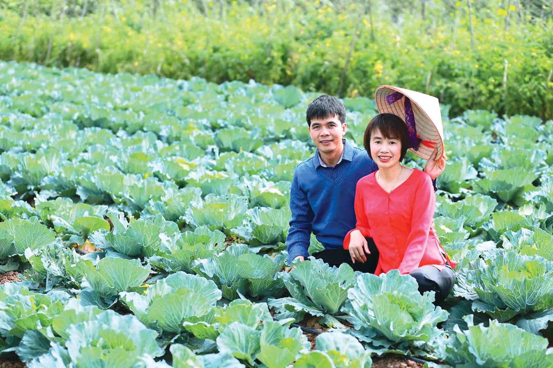Anh Nguyễn Đức Chinh và chị Nguyễn Thị Duyên ở trang trại GenXanh.