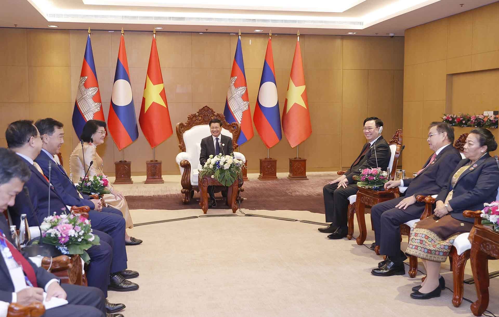 Chủ tịch Quốc hội Vương Đình Huệ cùng Chủ tịch Quốc hội Campuchia và Chủ tịch Quốc hộ Lào chào Tổng Bí thư, Chủ tịch nước Lào Thongloun Sisoulith trước lễ khai mạc. (Nguồn: TTXVN)