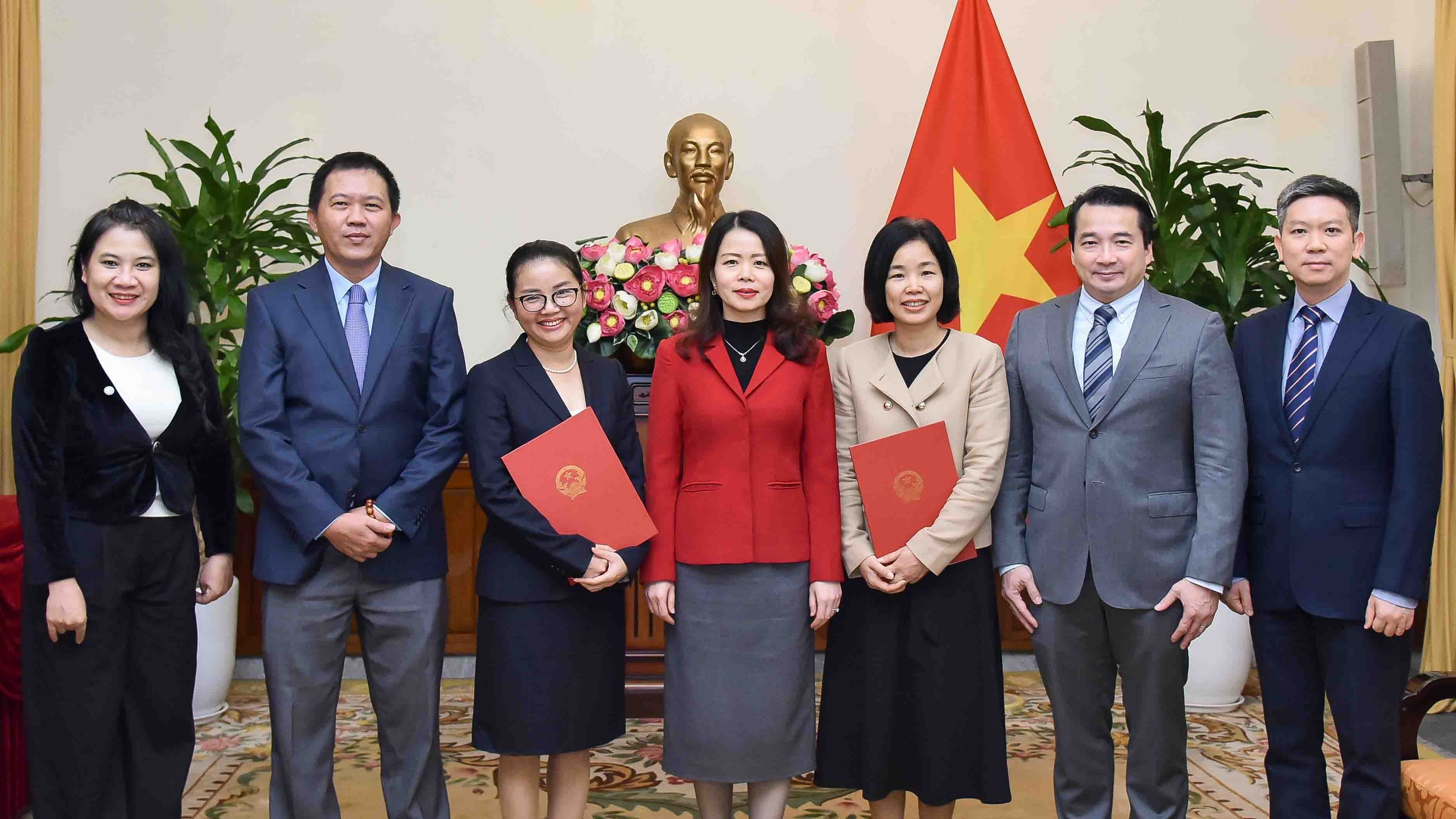 Thứ trưởng Ngoại giao Nguyễn Minh Hằng trao quyết định điều động 2 cán bộ cấp Vụ