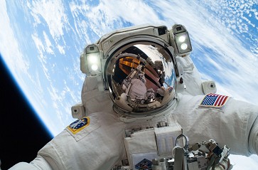 Không gian vũ trụ ảnh hưởng đến móng tay của phi hành gia như thế nào?