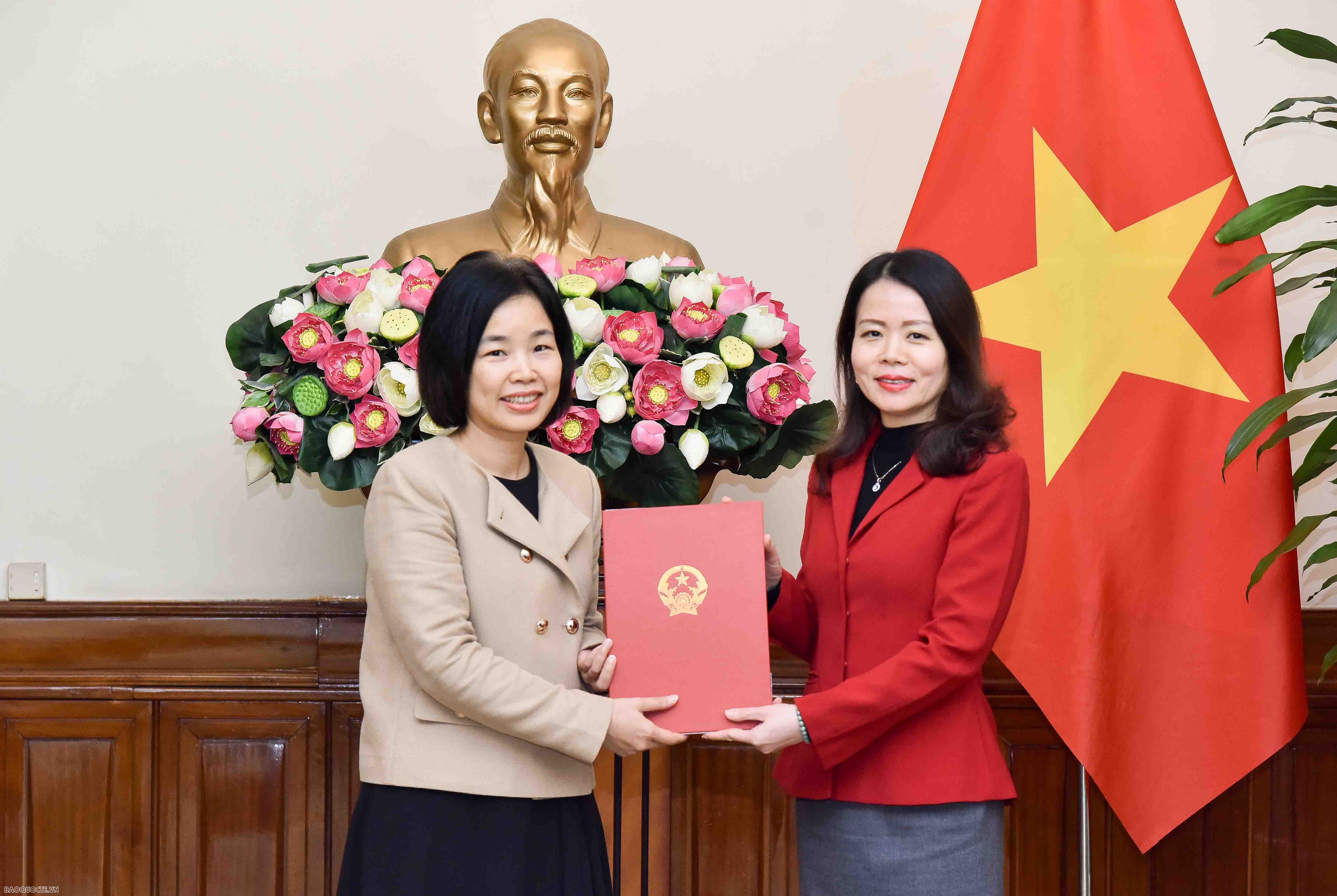 Thứ trưởng Ngoại giao Nguyễn Minh Hằng trao quyết định điều động 2 cán bộ cấp Vụ