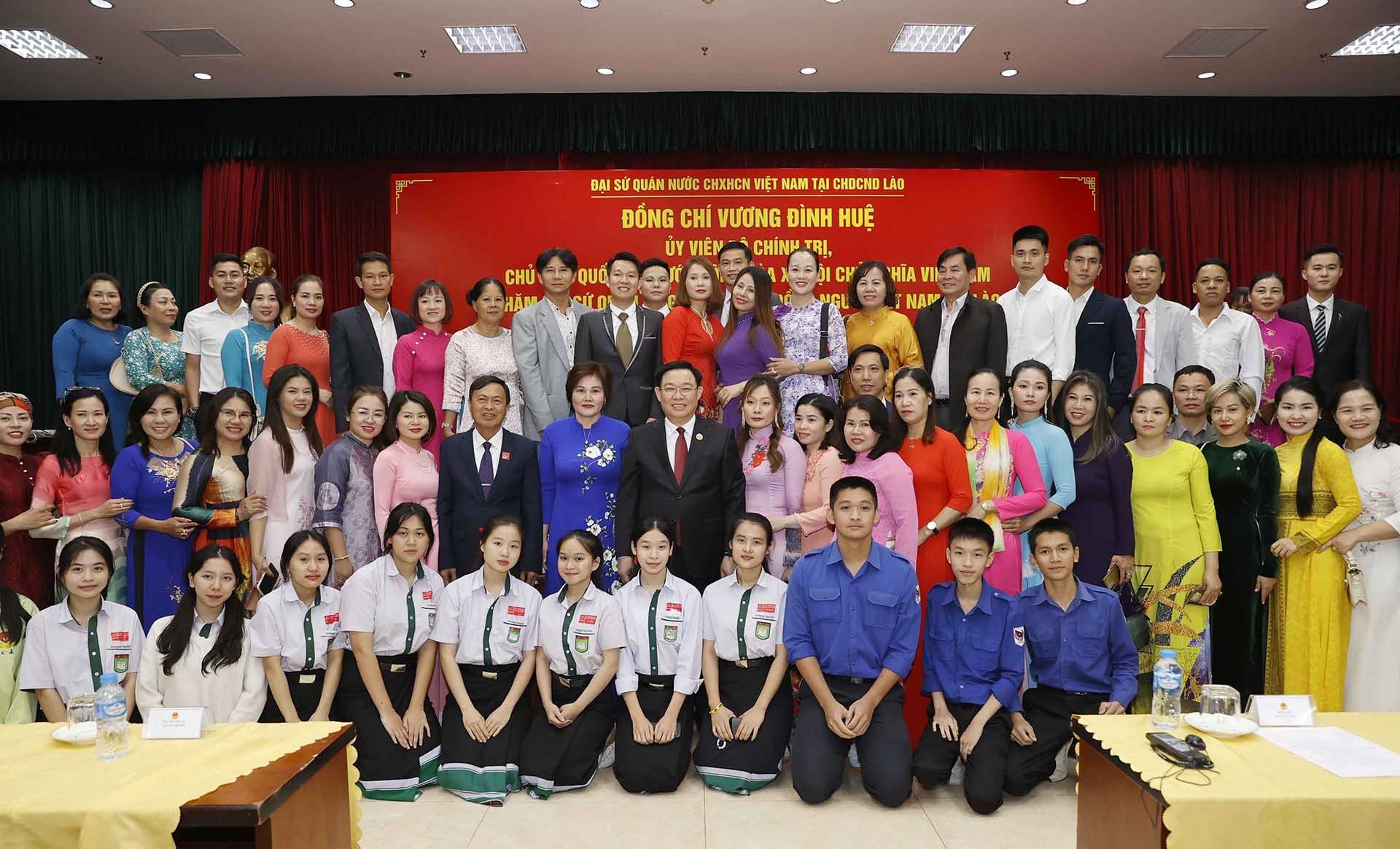 Chủ tịch Quốc hội Vương Đình Huệ với đại diện cộng đồng người Việt tại Lào. (Nguồn: TTXVN)