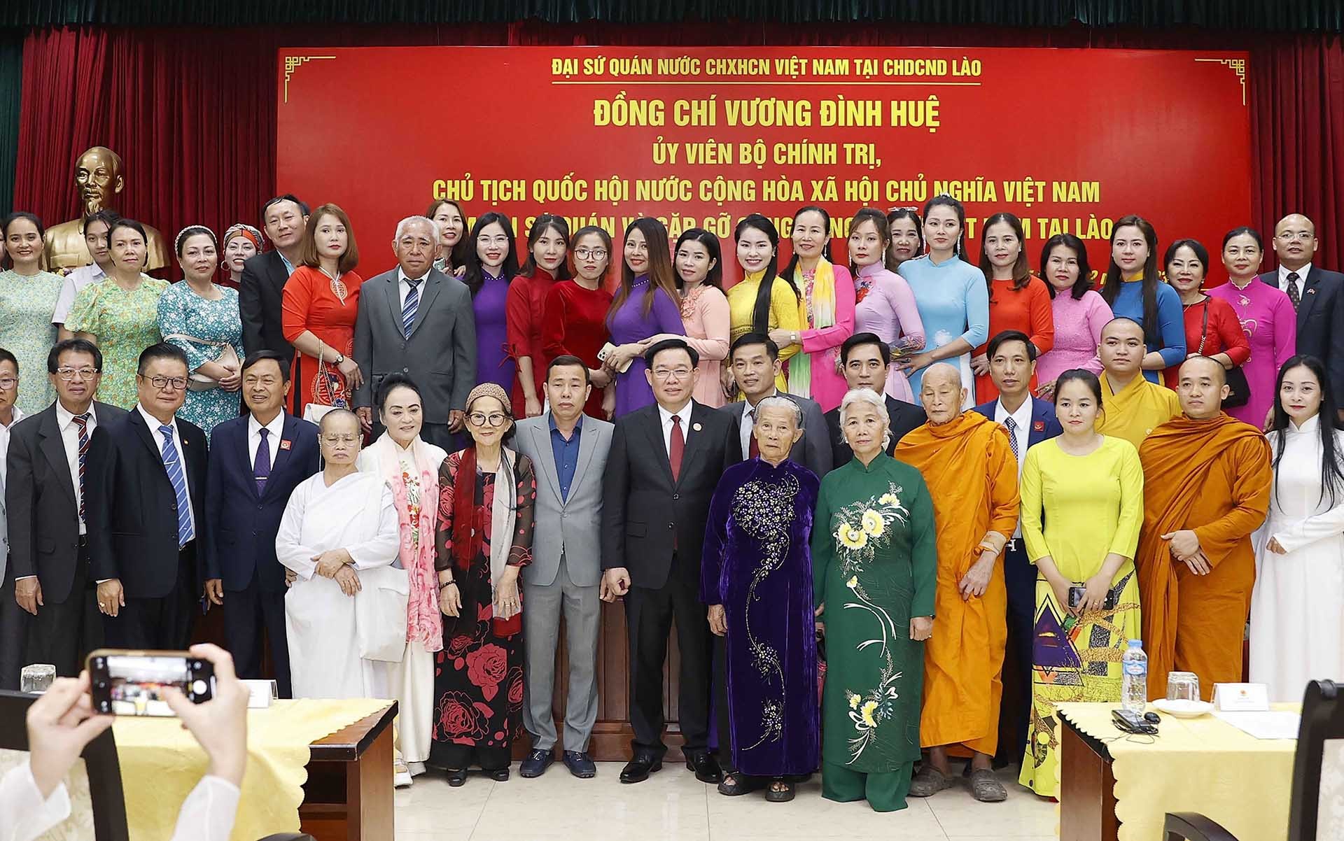 Chủ tịch Quốc hội Vương Đình Huệ với đại diện cộng đồng người Việt tại Lào. (Nguồn: TTXVN)