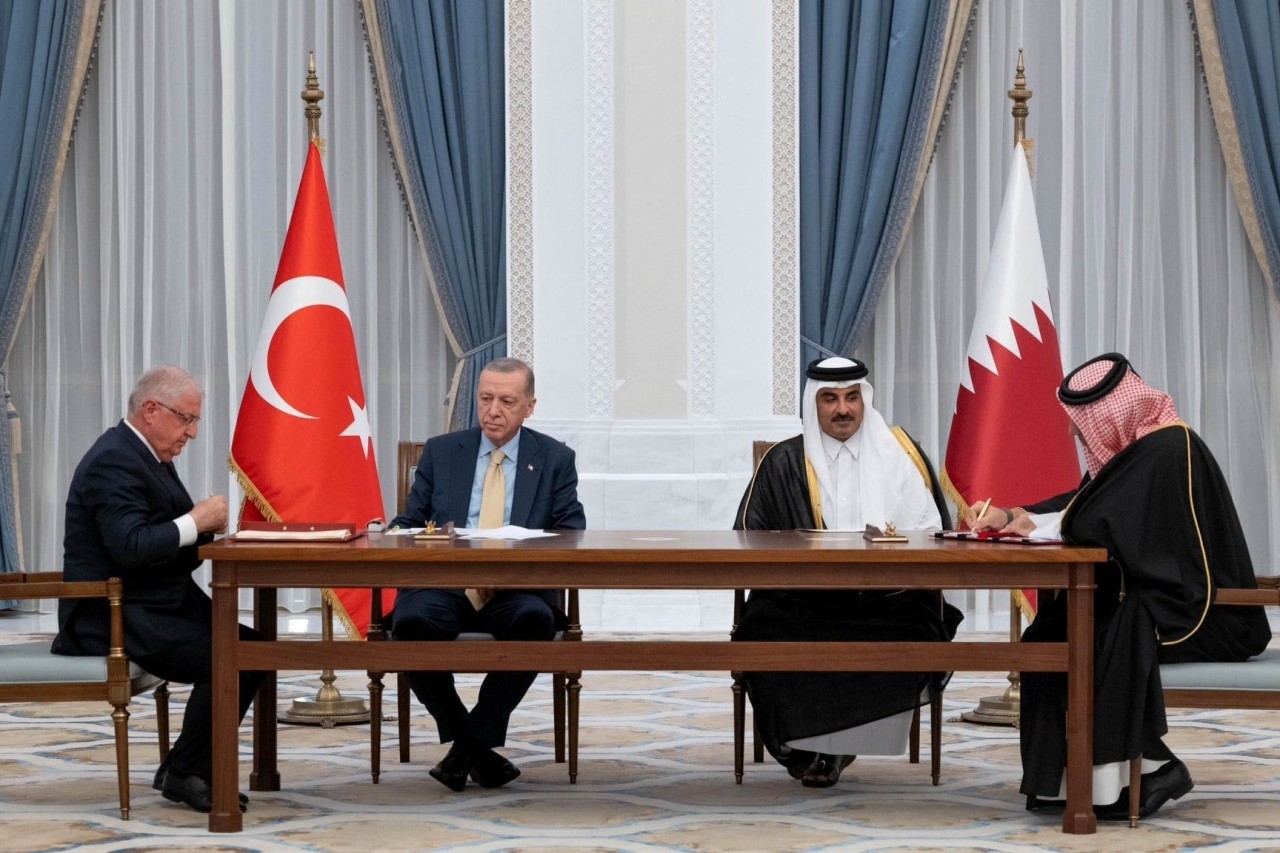 Quốc vương Qatar Sheikh Tamim bin Hamad al-Thani (giữa, phải) và Tổng thống Thổ Nhĩ Kỳ Recep Tayyip Erdogan (giữa, trái) chứng kiến lễ ký thỏa thuận hợp tác tại Doha ngày 4/12/2023. (Nguồn: AFP)