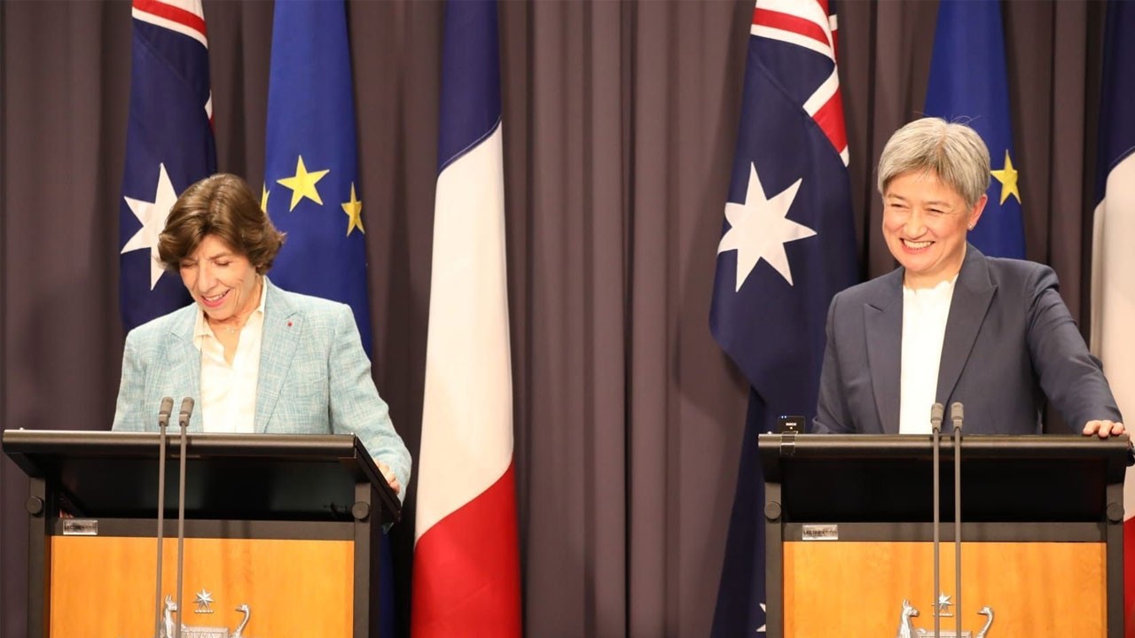Ngoại trưởng Australia Penny Wong (phải) và Ngoại trưởng Pháp Catherine Colonna (trái) gặp gỡ báo chí sau cuộc gặp tại Canberra. (Nguồn: FBC News)