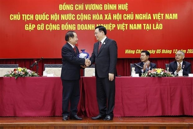 NA Chairman Vuong Dinh Hue meets with Vietnamese business community in Laos