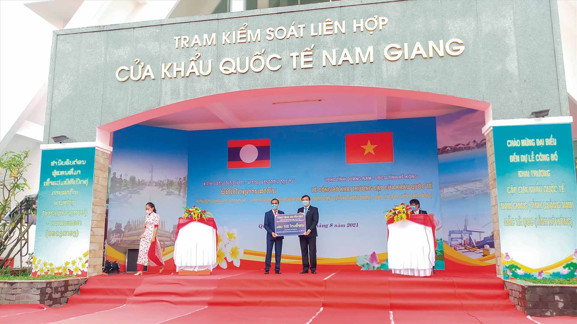 Lễ công bố khai trương cặp cửa khẩu quốc tế Nam Giang - Đắc Tà Oọc
