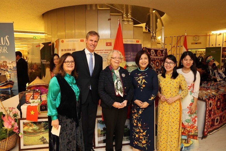 Director General of the UN Office in Geneva, Ms. Taiana Valovaya and President of the UN Women's Union and Ambassador Le Thi Tuyet Mai at the Vietnam booth at the Fair, November 14. (Source: VNA)