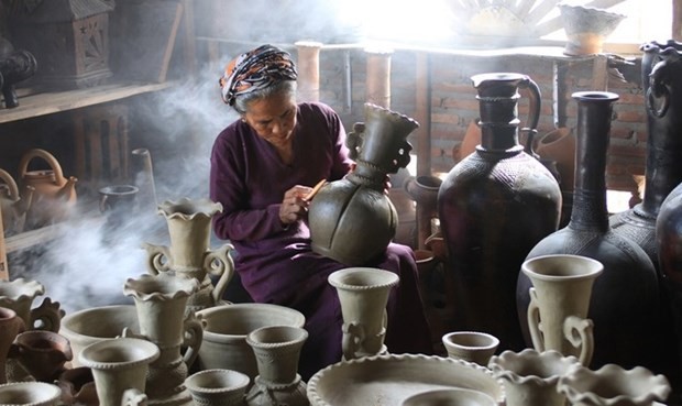 Efforts made to uphold, promote Cham people’s pottery making | Society | Vietnam+ (VietnamPlus)