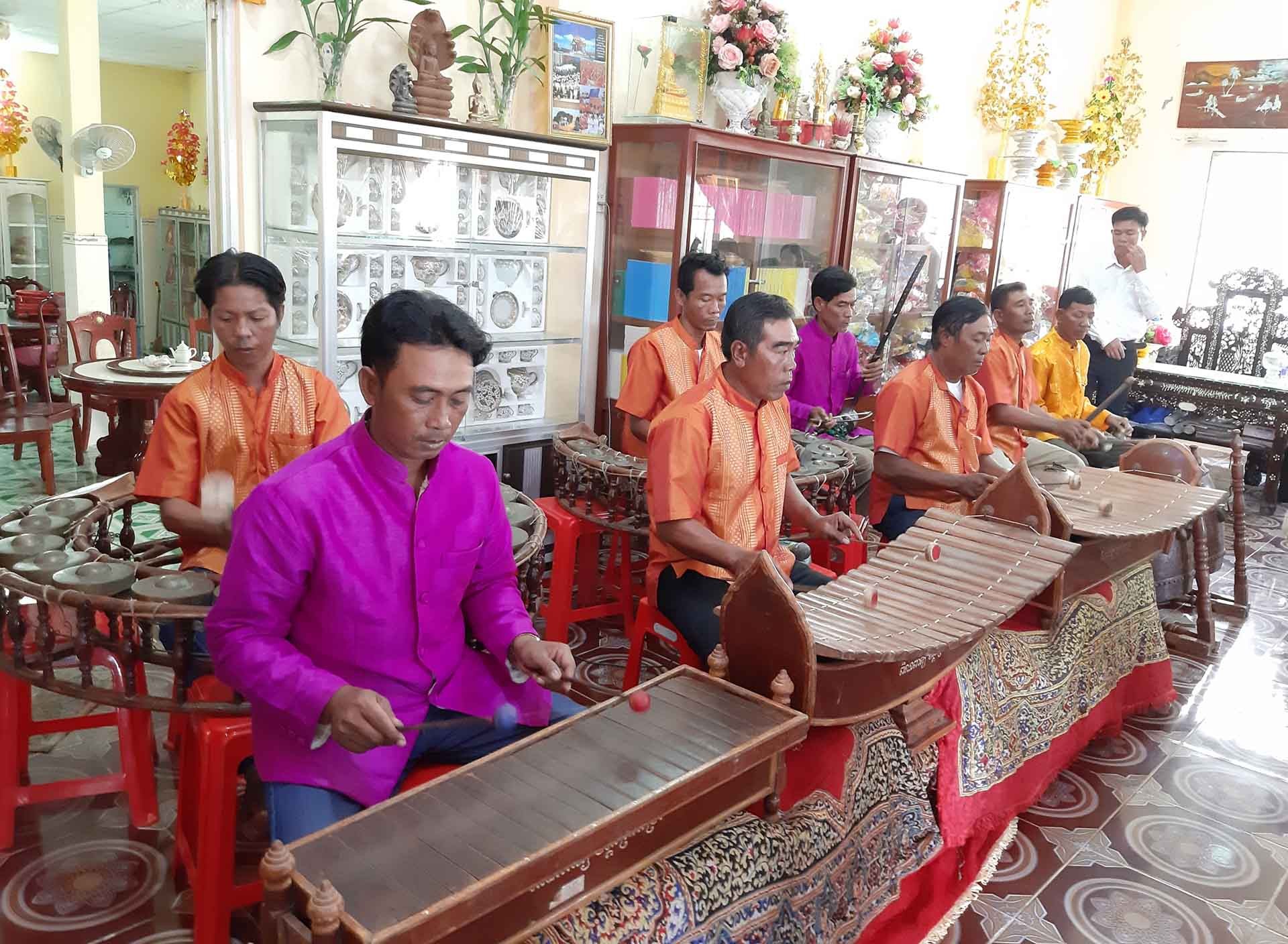 Đội nhạc ngũ âm chùa Chrôy Tưm Kandal (xã Đại Tâm, huyện Mỹ Xuyên) được Nghệ nhân ưu tú Danh Sol truyền dạy, biểu diễn phục vụ du khách đến tham quan, chiêm ngưỡng chùa. (Ảnh: Phương Nghi)