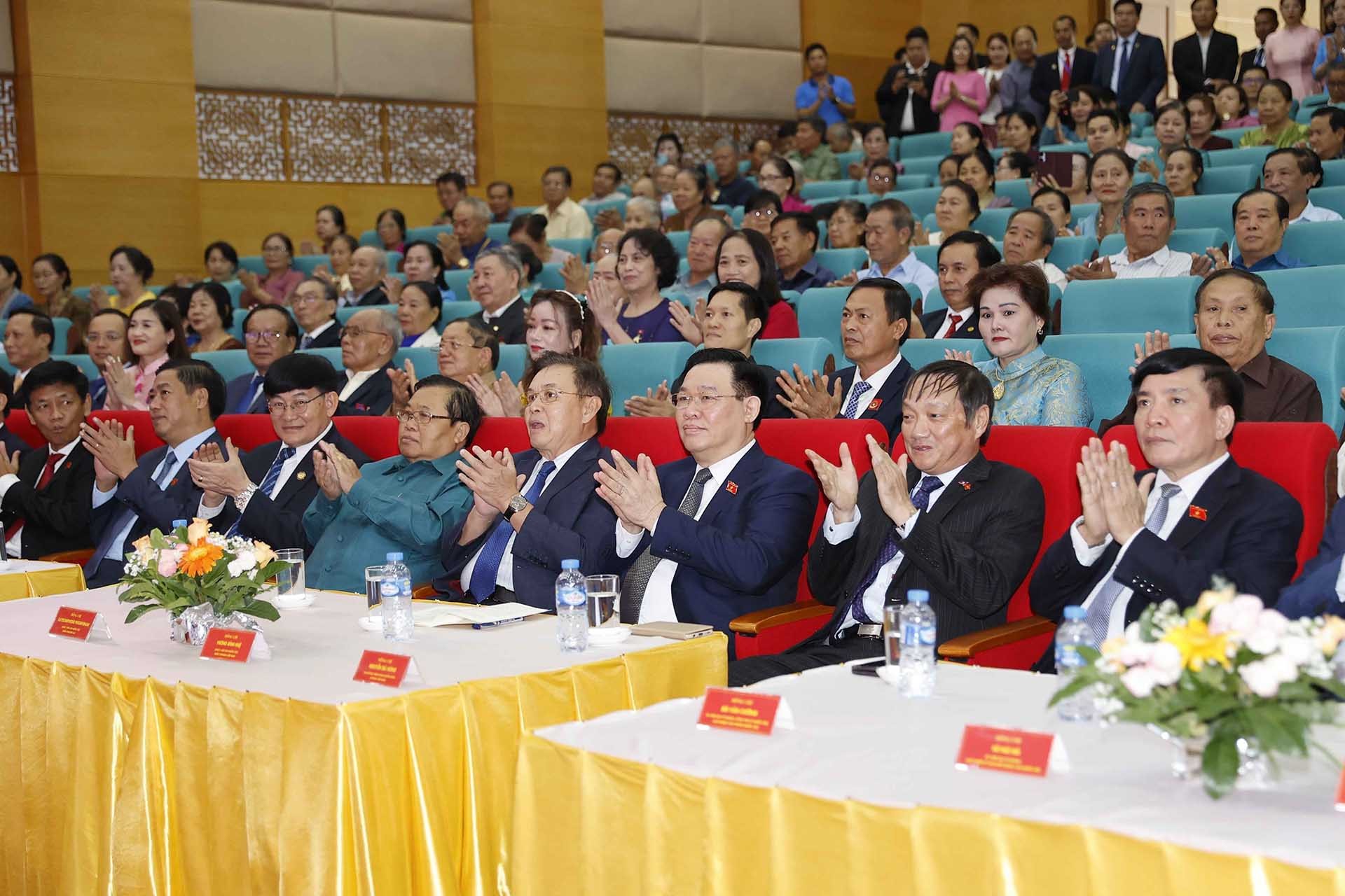 Chủ tịch Quốc hội Vương Đình Huệ cùng Chủ tịch Quốc hội Lào Saysomphone Phomvihane dự cuộc gặp mặt. (Nguồn: TTXVN)