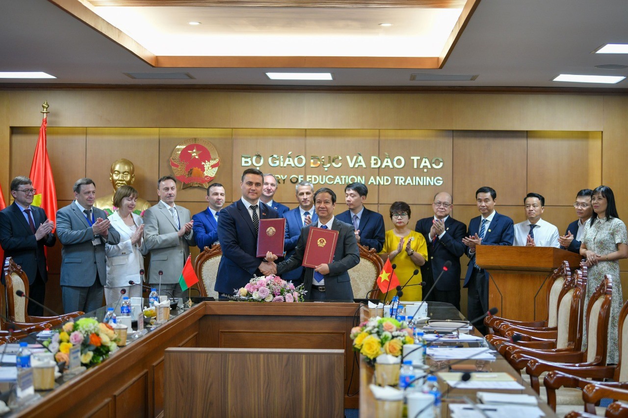 Tạo gam màu sáng hơn cho bức tranh Việt Nam - Belarus