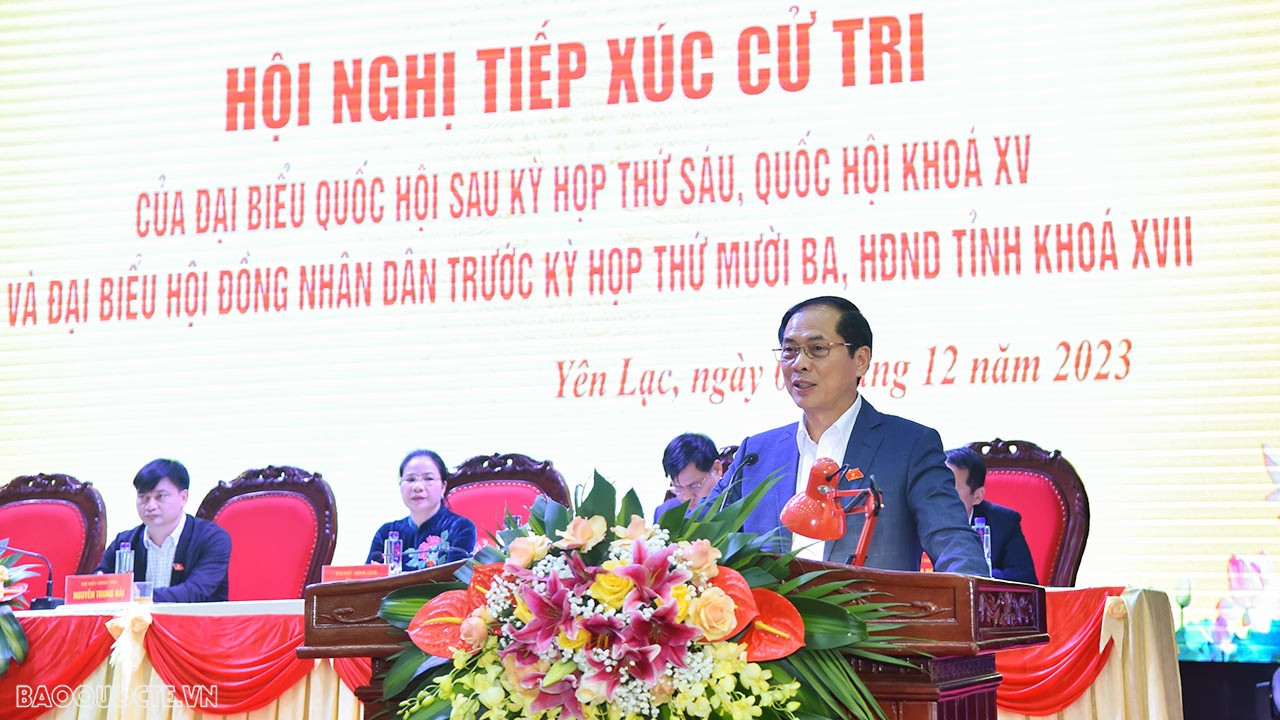 Bộ trưởng Ngoại giao Bùi Thanh Sơn cùng đoàn ĐBQH tỉnh Vĩnh Phúc tiếp xúc cử tri huyện Yên Lạc