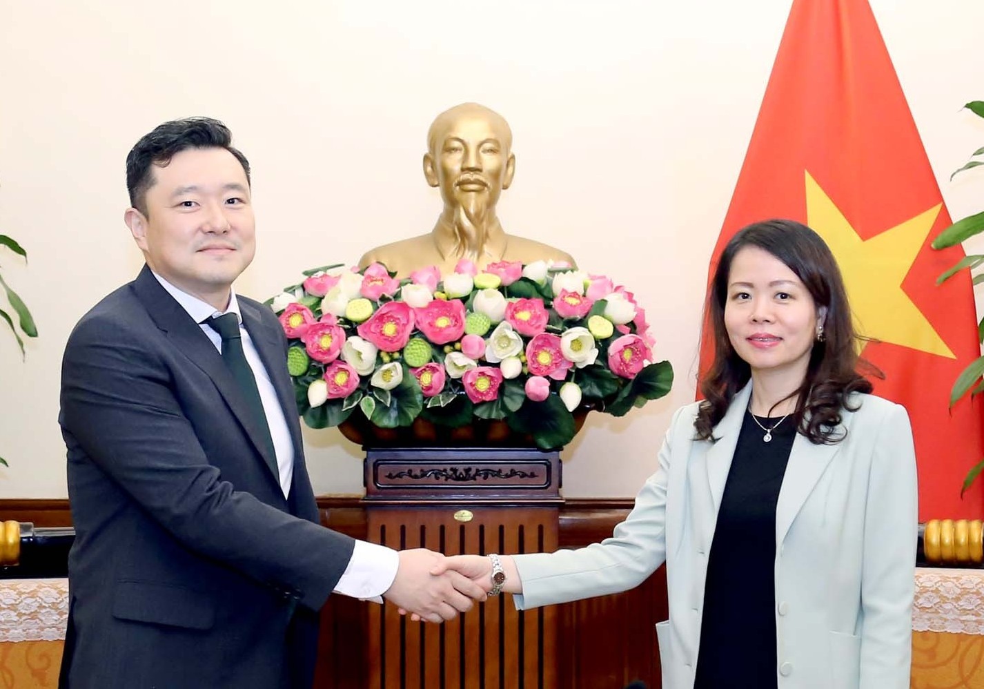 Thứ trưởng Ngoại giao Nguyễn Minh Hằng tiếp Trưởng Đại diện quốc gia Viện Tăng trưởng xanh toàn cầu (GGGI) tại Việt Nam