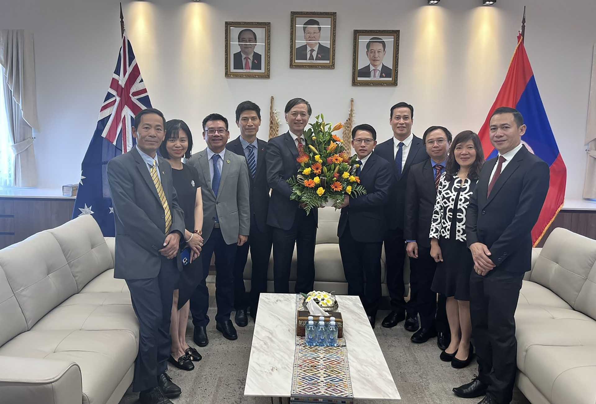 Đại sứ Nguyễn Tất Thành dẫn đầu đoàn đại biểu Đại sứ quán Việt Nam tại Australia đến Đại sứ quán Lào tại Canberra chúc mừng Quốc khánh Lào.
