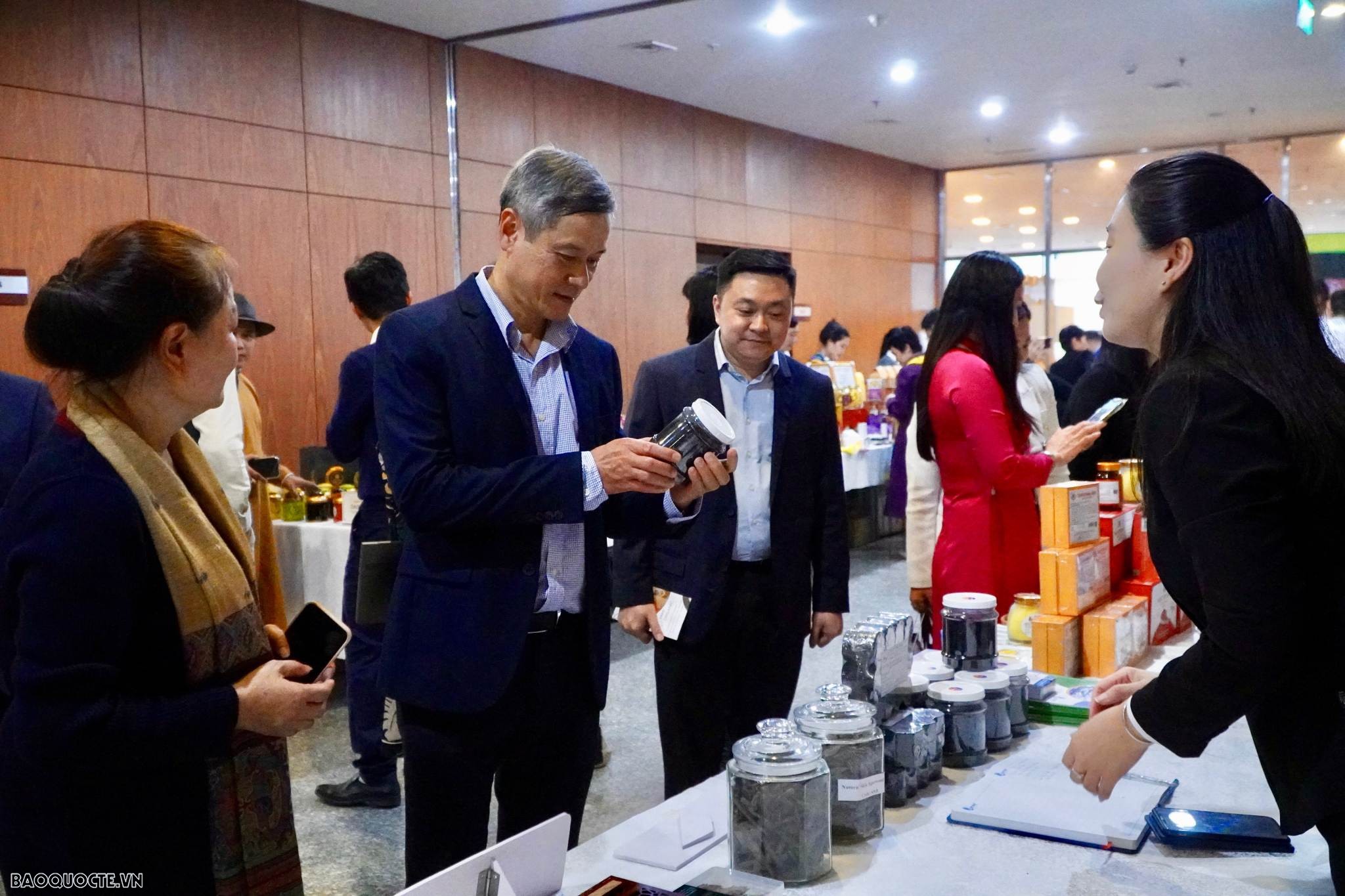 Trợ lý Bộ trưởng Ngoại giao Nguyễn Minh Vũ tham quan các bàn trưng bày sản phẩm. (Ảnh: Tuấn Việt)
