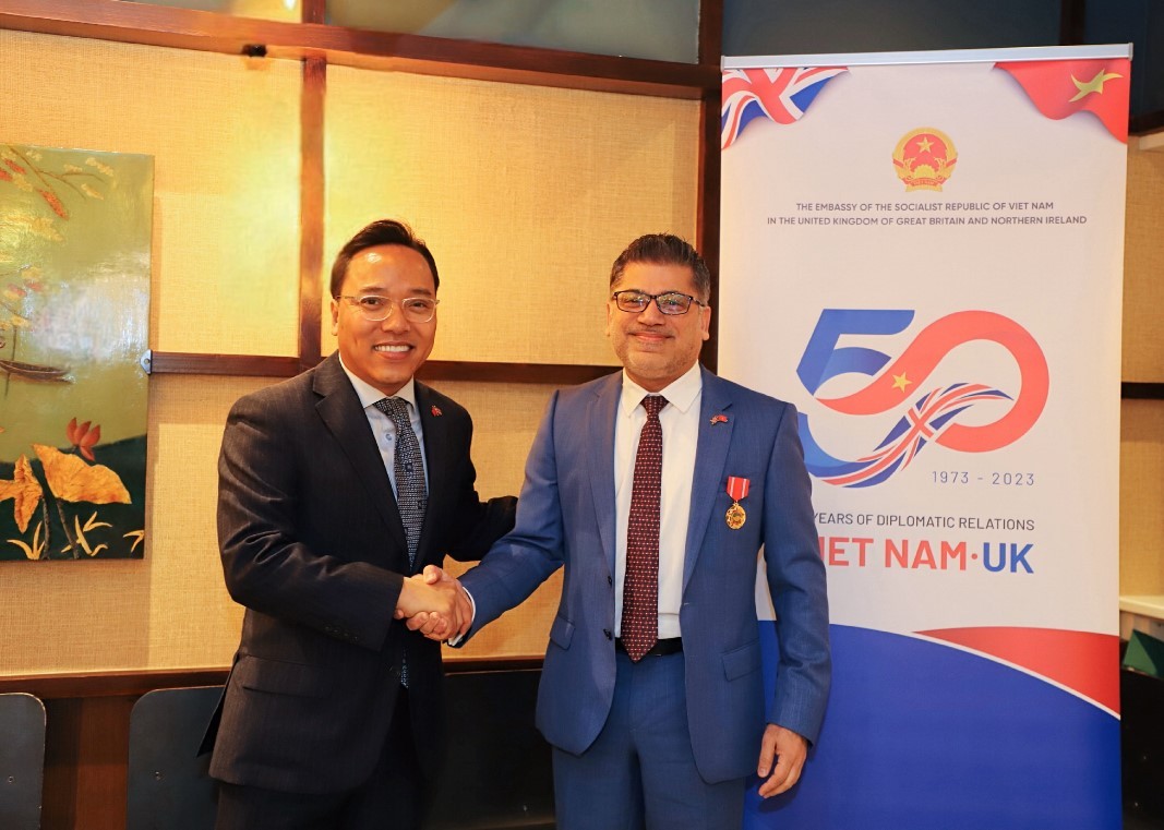 Trao tặng Huy chương Hữu nghị của Chủ tịch nước cho Chủ tịch Công ty AstraZeneca Việt Nam