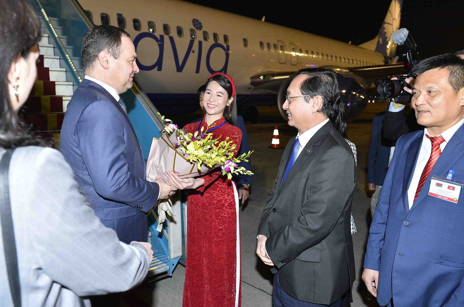 Bộ trưởng Bộ Khoa học và Công nghệ Huỳnh Thành Đạt đón Thủ tướng Cộng hòa Belarus Roman Golovchenko. (Nguồn: TTXVN)