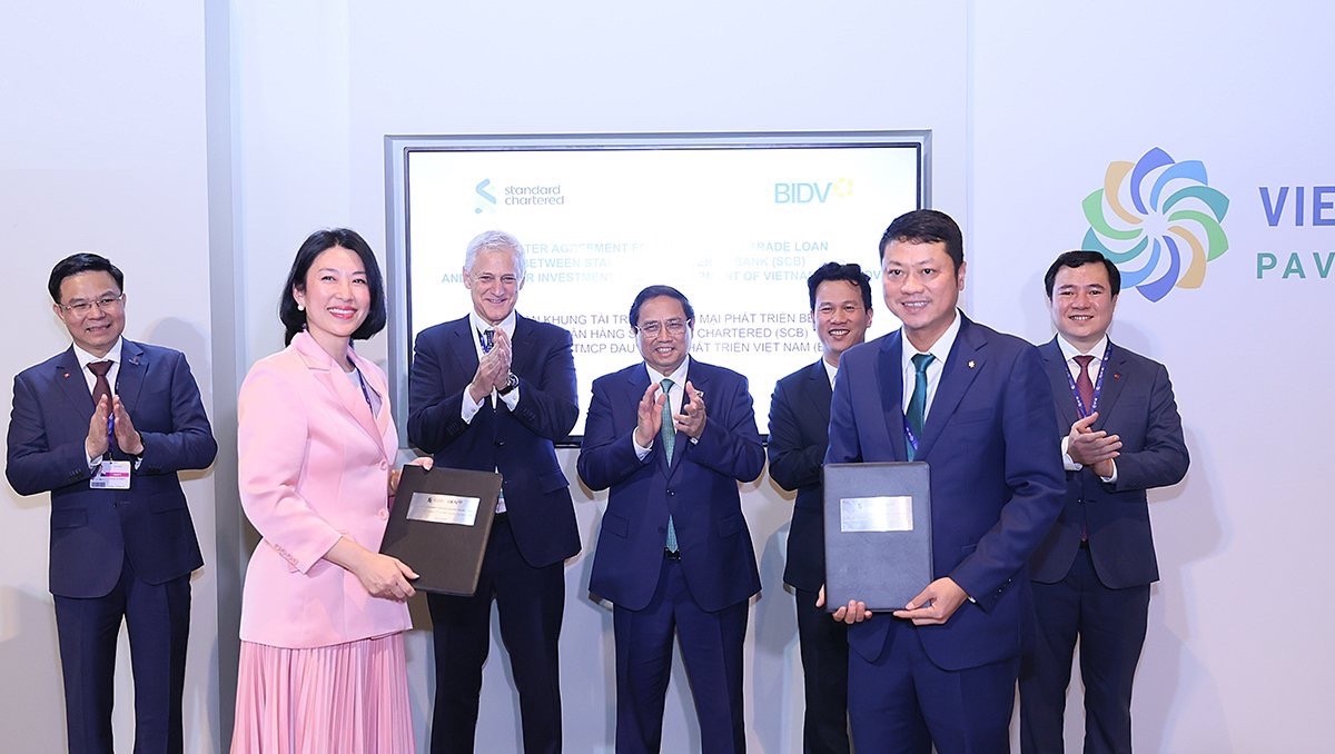Ông Lê Ngọc Lâm - Tổng giám đốc BIDV và bà Michele Wee – Tổng Giám đốc Standard Chartered Bank Việt Nam trao Thỏa thuận khung Tài trợ thương mại Phát triển bền vững.