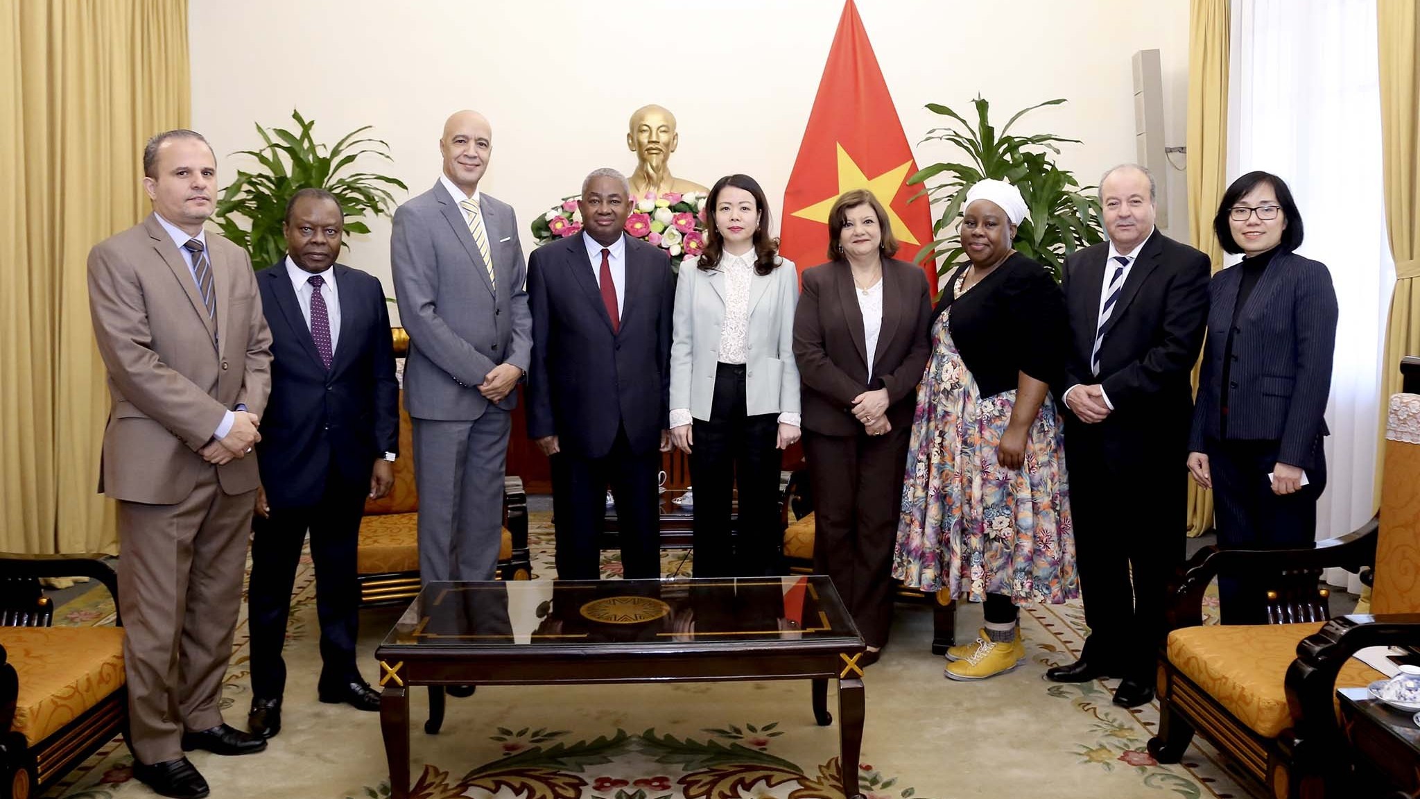 Thứ trưởng Ngoại giao Nguyễn Minh Hằng tiếp nhóm Đại sứ các nước châu Phi tại Hà Nội