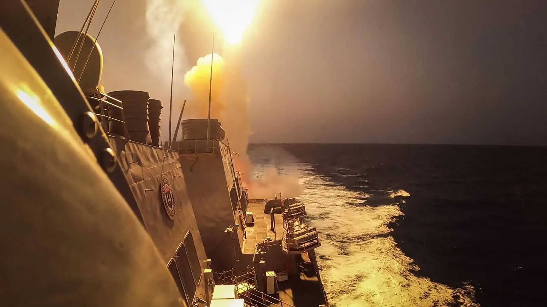 Tàu khu trục USS Carney bắn hạ UAV Houthi ngày 3/12. (Nguồn: AFP)