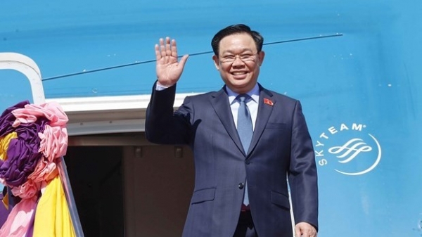 NA Chairman Vuong Dinh Hue arrives in Bangkok, beginning official visit to Thailand