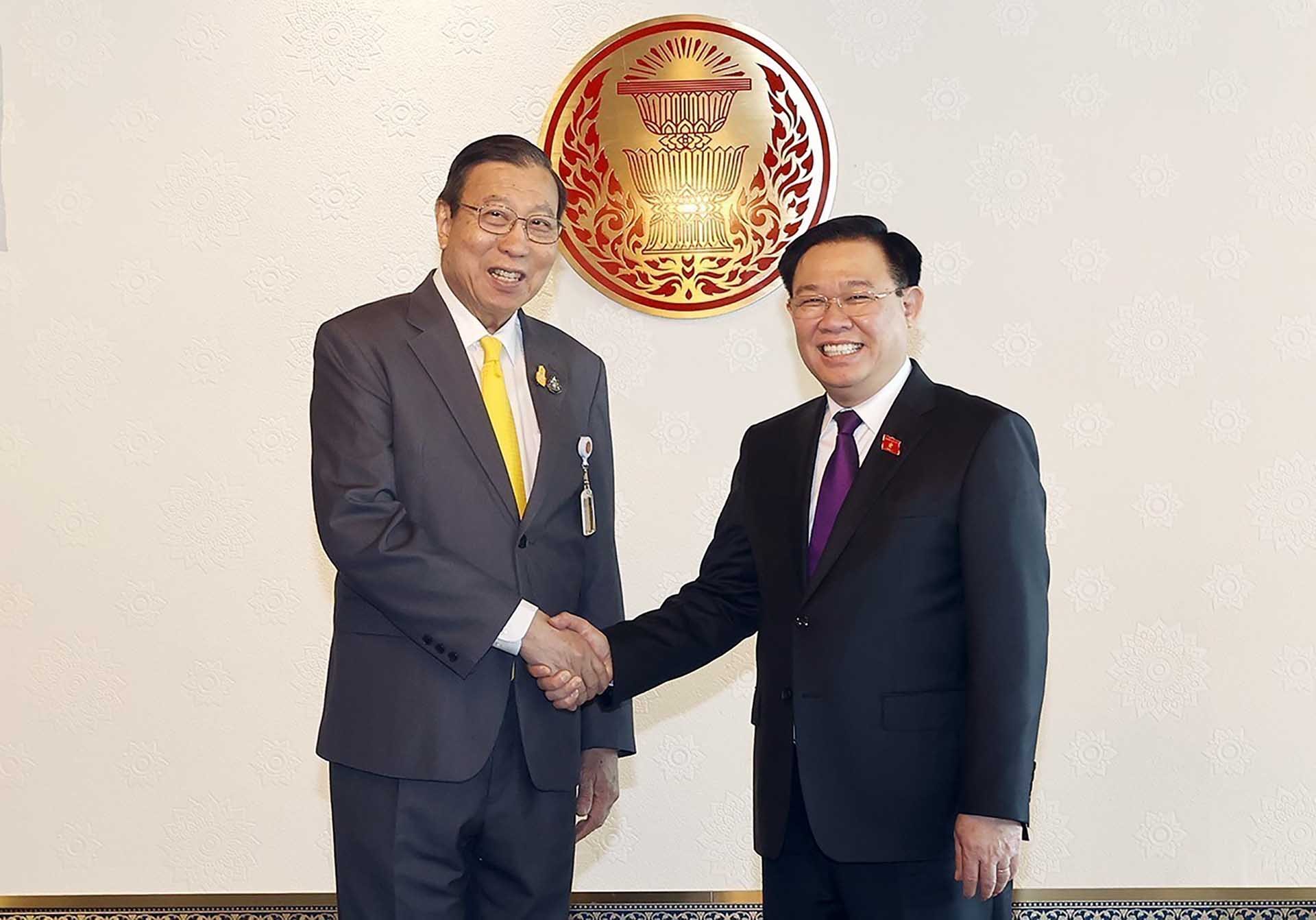 Chủ tịch Quốc hội Vương Đình Huệ và Chủ tịch Thượng viện Thái Lan Pornpetch Wichitcholchai. (Nguồn: TTXVN)