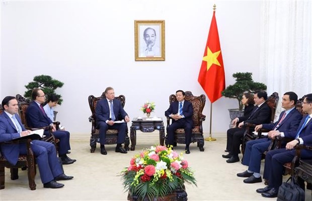 Deputy PM Tran Hong Ha receives General Director of Russian oil and gas company