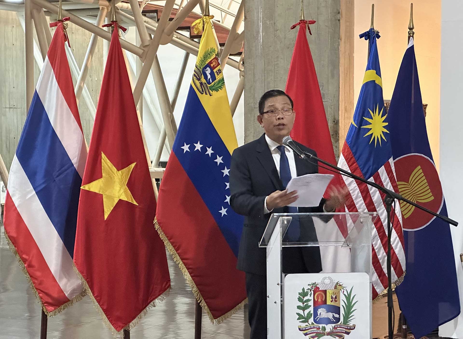 Đại sứ Vũ Trung Mỹ, Chủ tịch luân phiên Ủy ban ASEAN tại Venezuela phát biểu khai mạc.