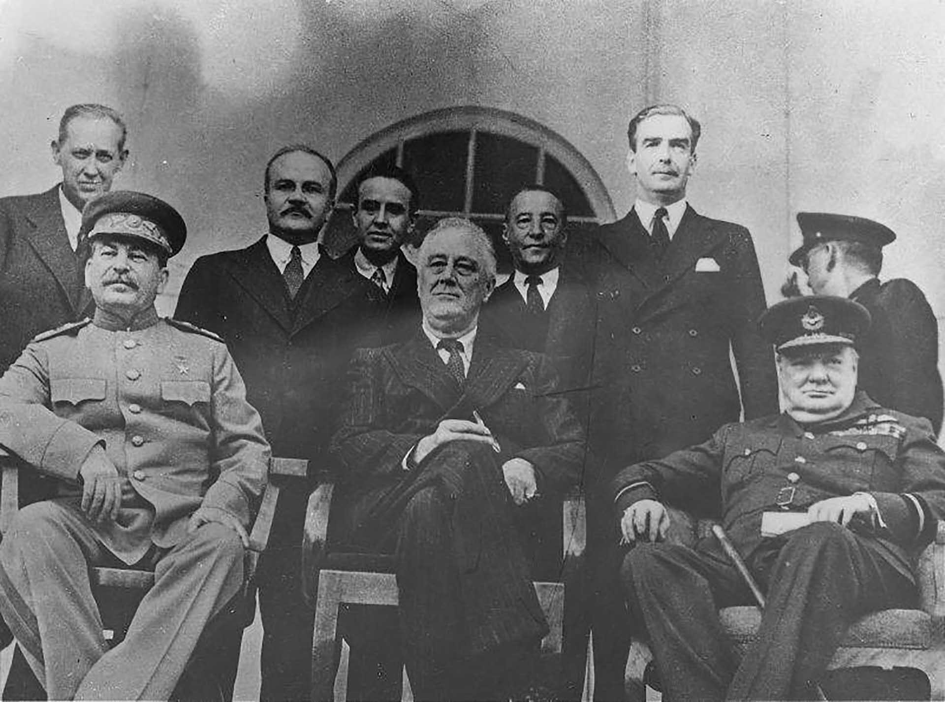Nguyên soái Liên Xô, Chủ tịch Ủy ban Quốc phòng Nhà nước Liên Xô Joseph Stalin, Tổng thống Mỹ Franklin Roosevelt và Thủ tướng Anh Winston Churchill tại Hội nghị Tehran năm 1943. (Nguồn: Topwar.ru)