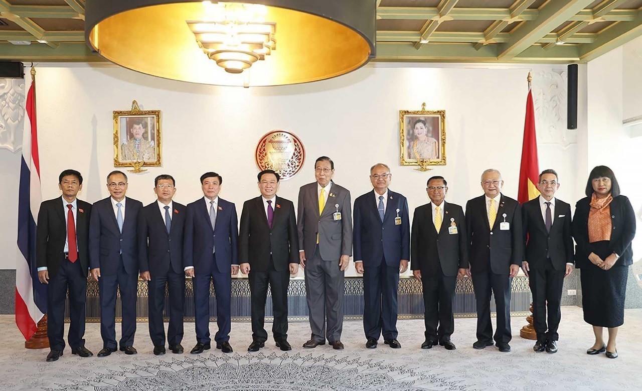 NA Chairman Vuong Dinh Hue meets Thai Senate President Pornpetch Wichitcholchai