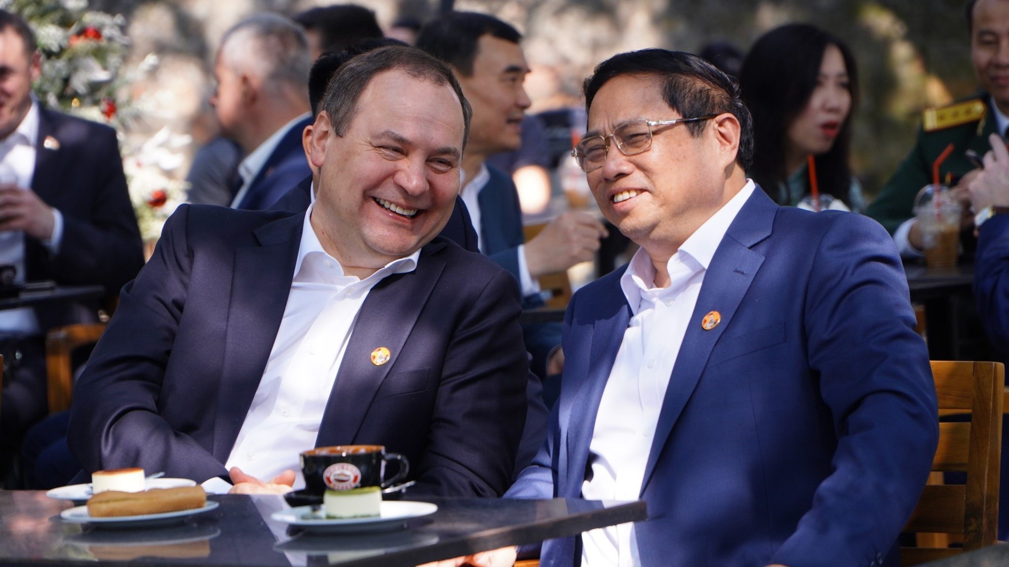 Thủ tướng Phạm Minh Chính và Thủ tướng Belarus Roman Golovchenko thăm Cột cờ Hà Nội và thưởng thức cà phê
