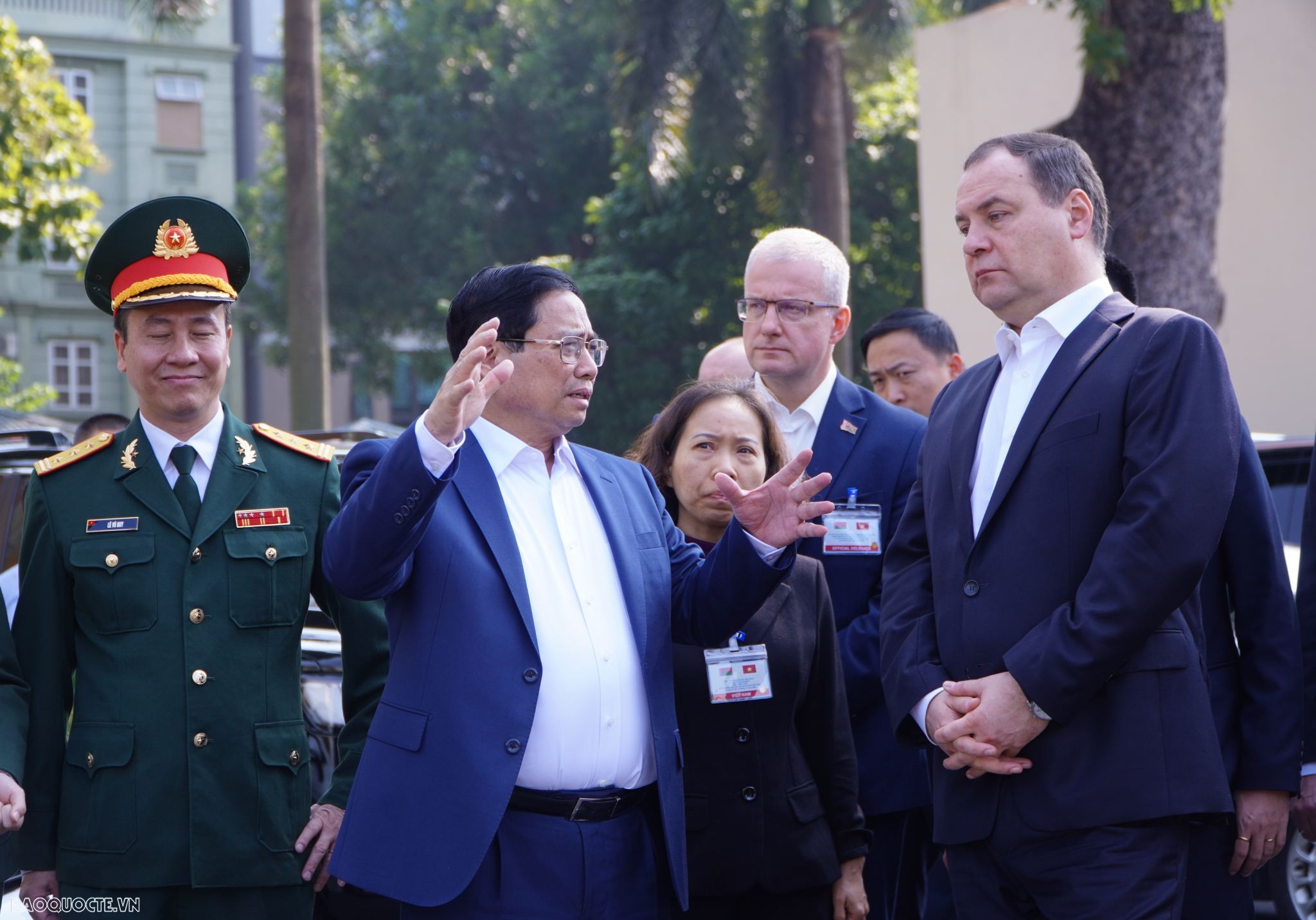 Thủ tướng Phạm Minh Chính và Thủ tướng Belarus thăm cột cờ Hà Nội và uống caphe