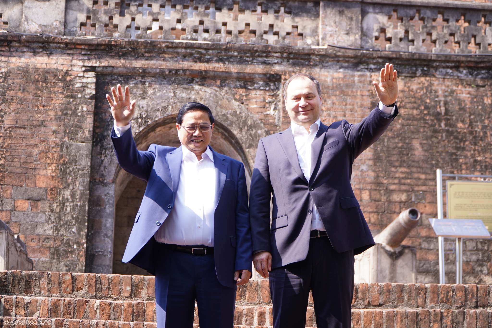 Thủ tướng Phạm Minh Chính và Thủ tướng Belarus Roman Golovchenko thăm Cột cờ Hà Nội và thưởng thức caphe