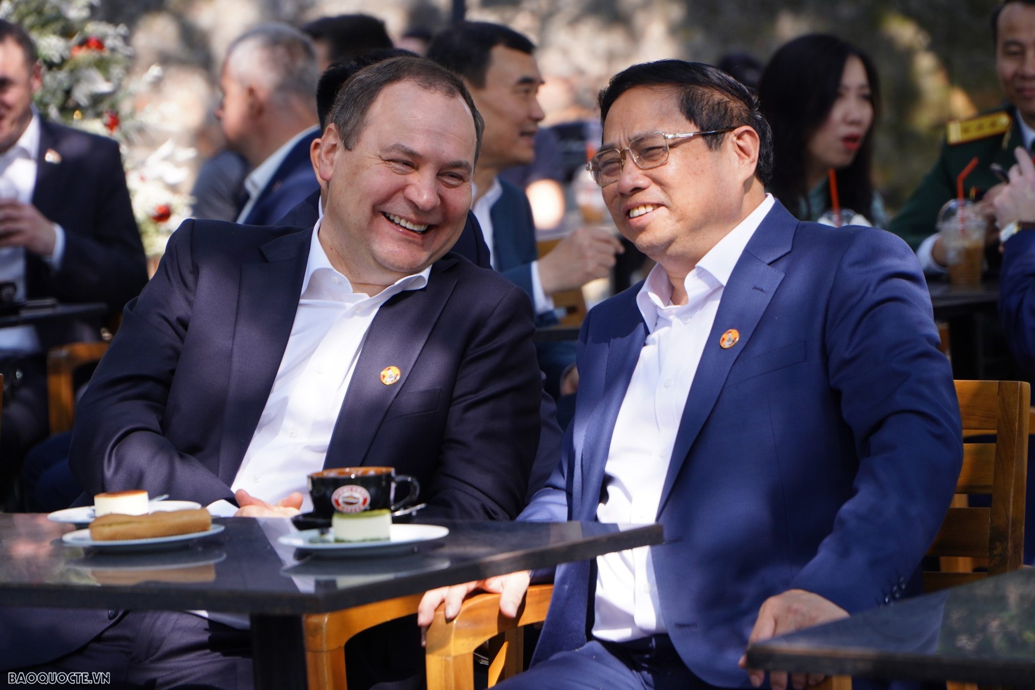 Thủ tướng Phạm Minh Chính và Thủ tướng Belarus thăm cột cờ Hà Nội và uống caphe