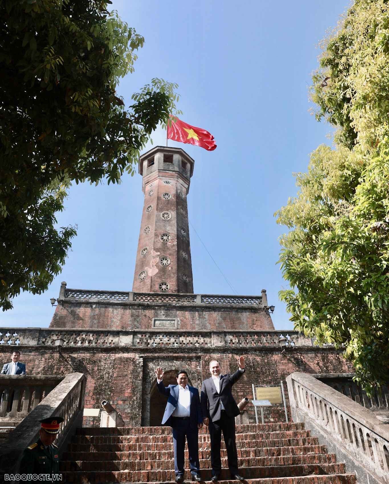Thủ tướng Phạm Minh Chính và Thủ tướng Belarus Roman Golovchenko thăm Cột cờ Hà Nội và thưởng thức cà phê