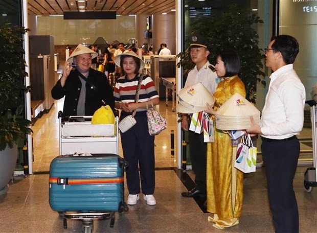 Da Nang welcomes first flight from Manila