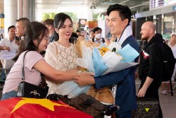 Nam vương Du lịch thế giới 2023: Bạn bè, người thân mừng Á vương 3 Nguyễn Quốc Trí trở về nước