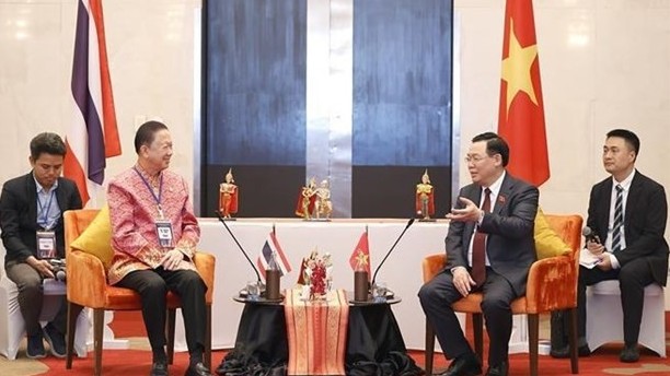 NA Chairman Vuong Dinh Hue receives leaders of Thai Chamber of Commerce, Thai firms