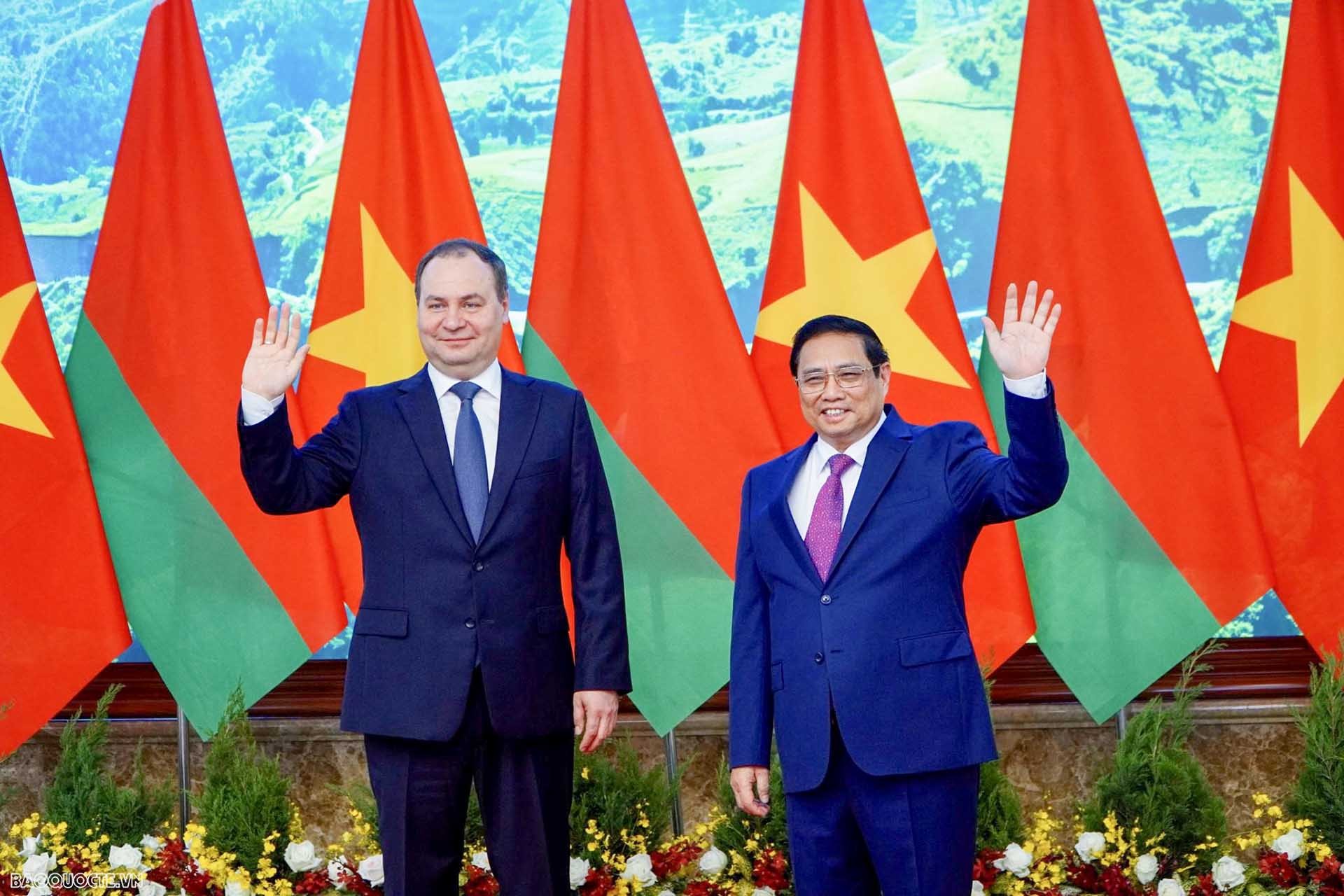 Thủ tướng Phạm Minh Chính và Thủ tướng Cộng hòa Belarus Roman Golovchenko tại lễ đón. (Ảnh: Tuấn Việt)