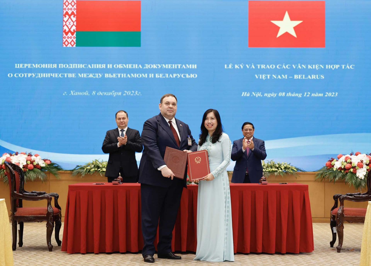 Thủ tướng Phạm Minh Chính và Thủ tướng Belarus chứng kiến lễ ký và trao Hiệp định giữa Chính phủ Cộng hòa xã hội chủ nghĩa Việt Nam và Chính phủ Cộng hòa Belarus về miễn thị thực cho người mang hộ chiếu phổ thông.  (Nguồn: VGP)