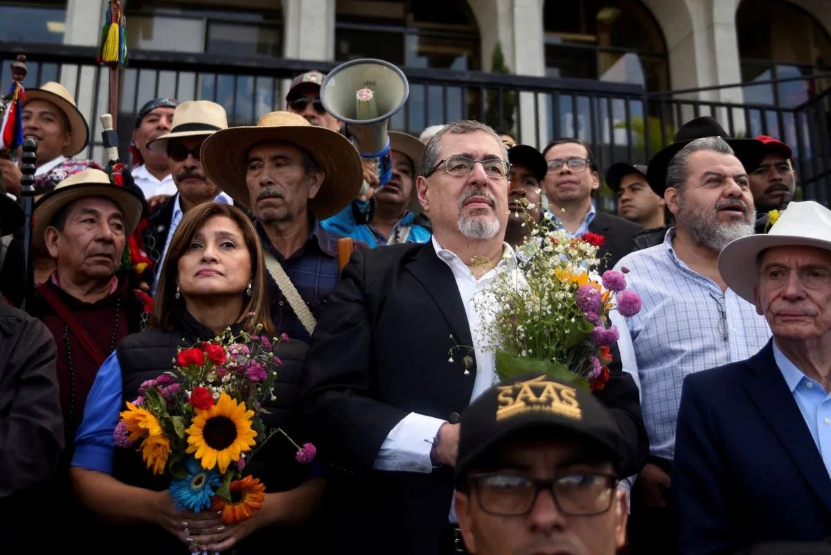 (12.09) Văn phòng Công tố Guatemala đã phủ nhận chiến thắng của ông Bernardo Arevalo (giữa) trong cuộc bầu cử vừa qua. (Nguồn: Reuters)