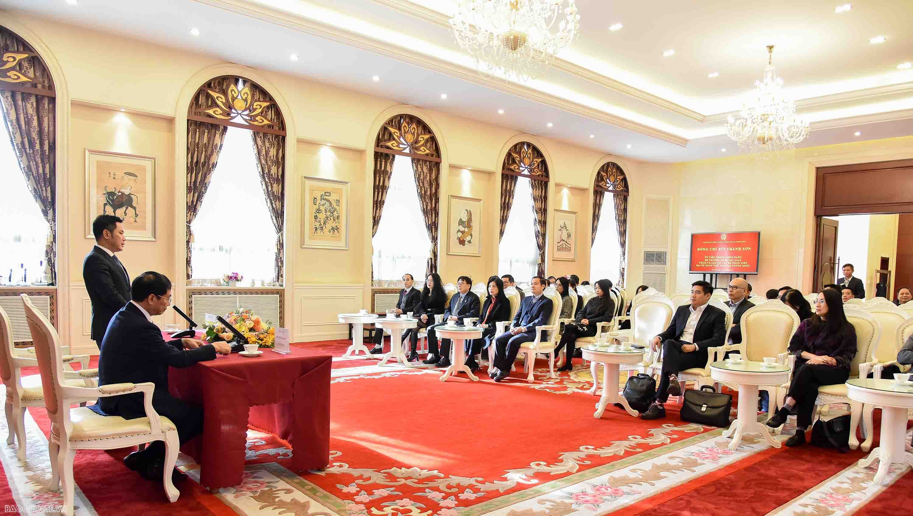 Bộ trưởng Ngoại giao Bùi Thanh Sơn thăm và động viên cán bộ nhân viên Đại sứ quán Việt Nam tại Trung Quốc