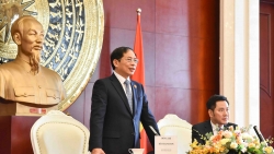 Bộ trưởng Ngoại giao Bùi Thanh Sơn thăm và động viên cán bộ nhân viên Đại sứ quán Việt Nam tại Trung Quốc