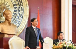 Bộ trưởng Ngoại giao Bùi Thanh Sơn thăm và động viên cán bộ nhân viên Đại sứ quán Việt Nam tại Trung Quốc
