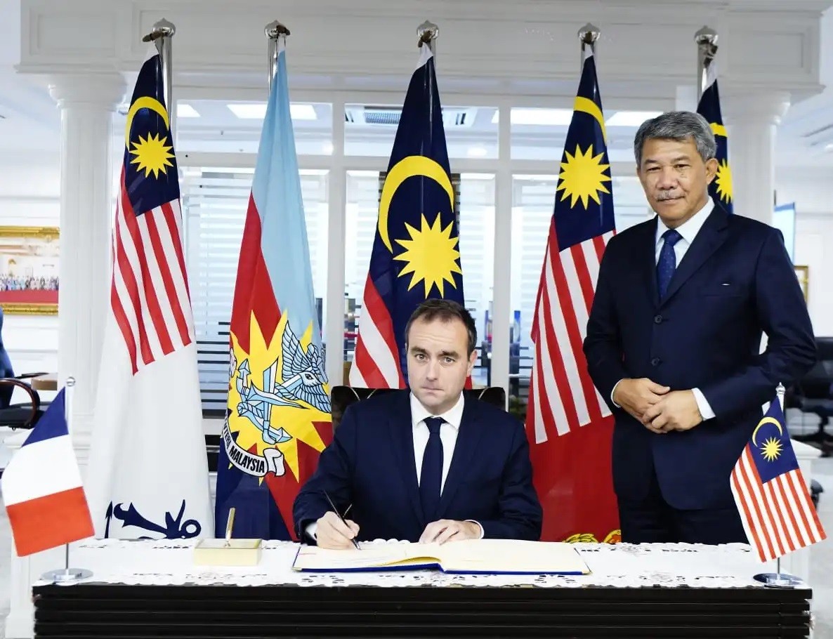 (12.09) Bộ trưởng Quốc phòng Pháp Sebastian Lecornu (trái) và người đồng cấp chủ nhà Mohamad Hasan tại Kuala Lumpur, Malaysia ngày 8/12. (Nguồn: Malaysia World News)