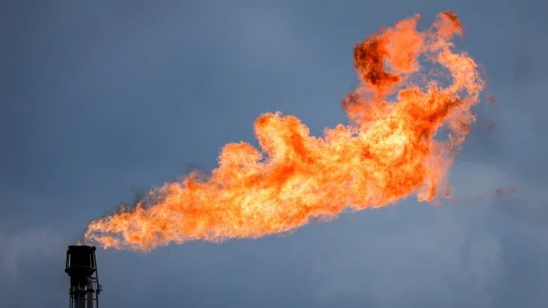 (12.09 Canada sẽ giới hạn lượng khí thải phát ra từ dầu mỏ và khí đốt tự nhiên. (Nguồn: The Canadian Press)